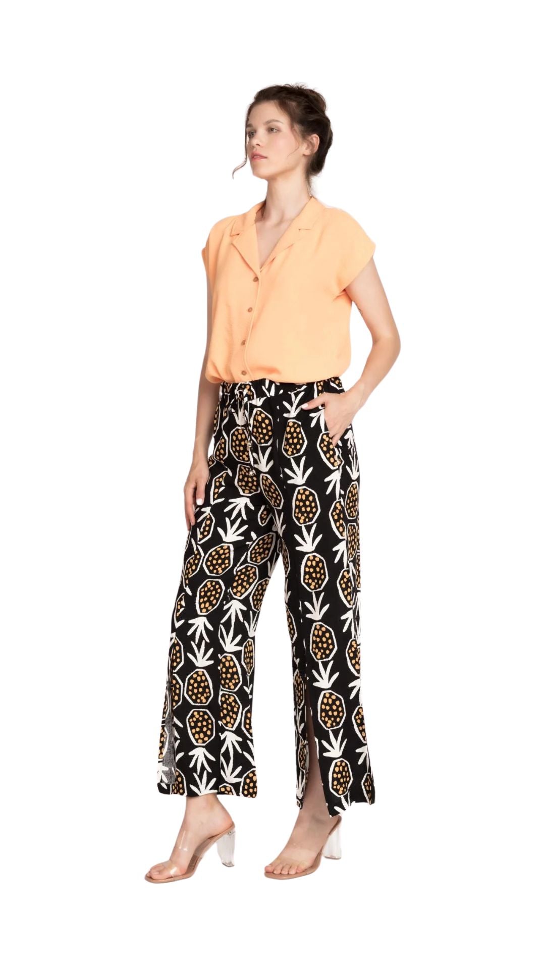 PANTALÓN CON ABERTURAS ESTAMPADO PIÑAS